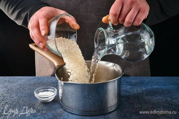 Рис отварите в слегка подсоленной воде. Зерна должны получиться мягкими, но не разваренными.