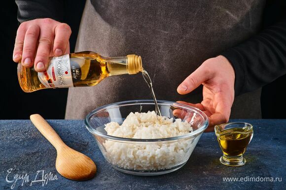Добавьте рисовый уксус Sen Soy и кунжутное масло.