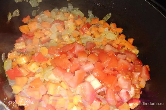 Сварить мясной бульон. Обжарить репчатый лук с морковью. Добавить болгарский перец. Обжарить. Добавить помидор, обжарить.