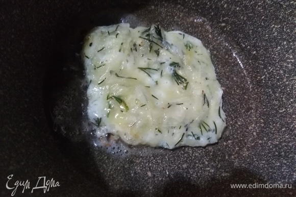 На разогретую сковороду с растительным маслом ложкой выложить порцию кабачков.