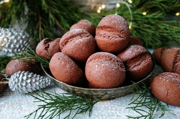 Готовое печенье посыпьте сахарной пудрой и подавайте к столу. Счастливых новогодних праздников!