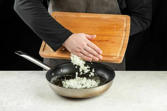 Обжарьте лук на разогретой сковороде в сливочном масле.