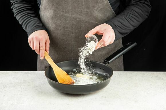 В сковороде растопите сливочное масло, добавьте муку, обжарьте.