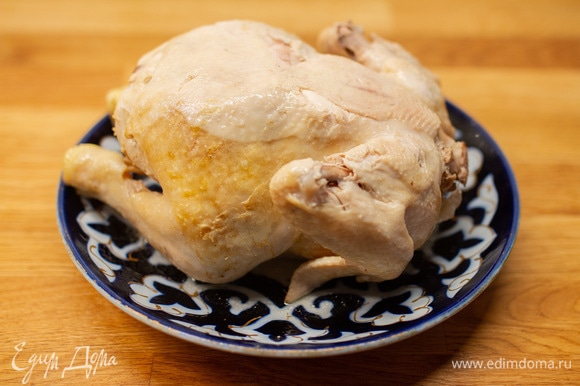 Курицу промыть, срезать лишний жир. Положить ее в большую кастрюлю, залить небольшим количеством горячей воды (так, чтобы она только покрыла птицу), довести до кипения и варить на медленном огне 30–40 минут.
