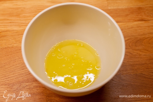 Белки соединить в чаше с щепоткой соли. Взбивать до получения пышной массы, постепенно добавляя сахар.