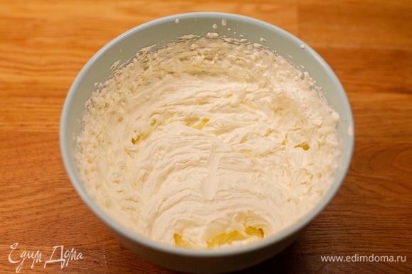 Творожный сыр взбить со сливками и сахарной пудрой до пышности.