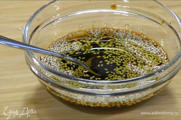 Приготовить соус: соевый соус и кленовый сироп соединить с васаби, всыпать кунжутное семя, влить оливковое масло и все перемешать.