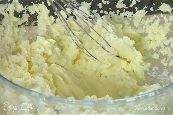 Приготовить крем: в глубокую миску выложить сливочный сыр и предварительного размягченное сливочное масло, всыпать сахарную пудру и перемешать все ложкой, затем взбить блендером с насадкой-венчиком в однородную массу.