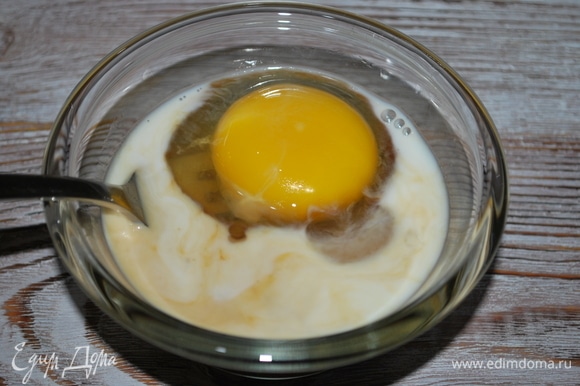 В миске слегка взбейте яйцо со сливками и соевым соусом.