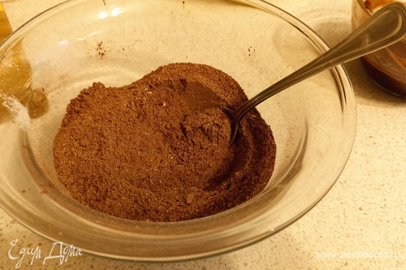 В чашу просеять муку, какао, разрыхлитель и соль.