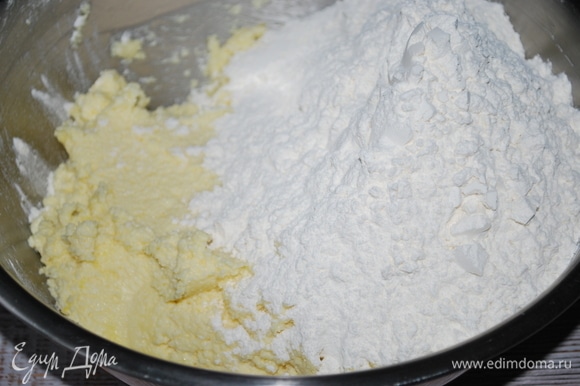 В муку добавьте разрыхлитель, соль и щепотку мускатного ореха по вкусу. Руками замесите тесто.