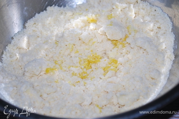 Сделайте штрейзель для кекса: масло нарежьте кусочками, добавьте муку с сахаром и цедру лимона, разотрите руками до образования крошки.