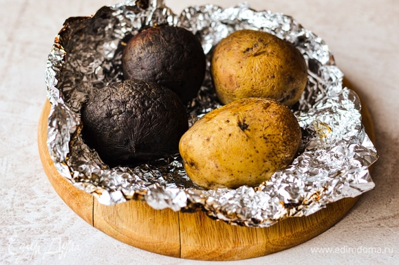 Картофель и свеклу вымыть, завернуть в фольгу и запечь при температуре 190°C до готовности.
