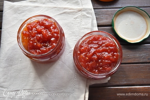 Разложить томатный джем в стерилизованные банки и закрыть крышкой. Хранить так же, как любую консервацию.