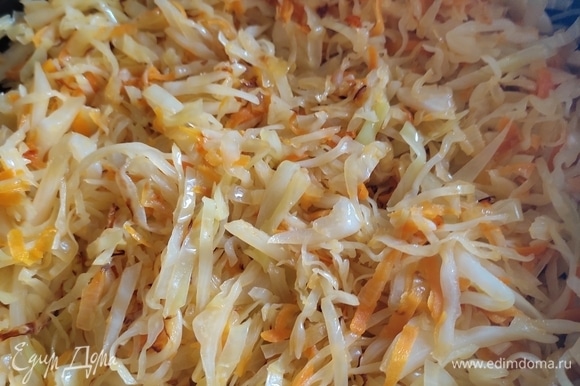 Лук, морковь и капусту обжариваем на растительном масле и тушим до мягкости, солим, перчим по вкусу. После готовности немного остужаем.