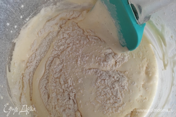 Муку просеиваем с разрыхлителем и понемногу вмешиваем в тесто с помощью лопатки.