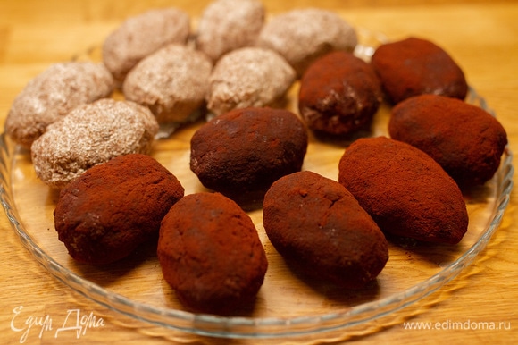 Из получившейся массы скатать небольшие пирожные в форме картошки. Обвалять их в какао.