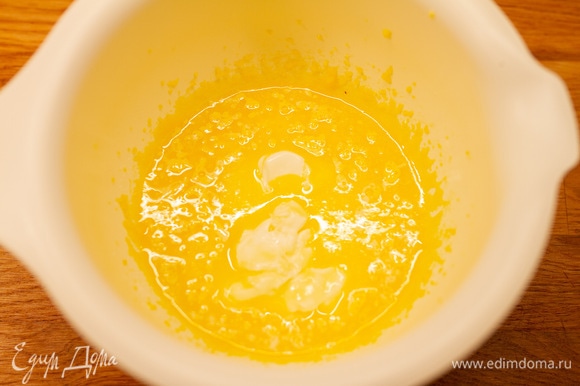 В чаше взбить яичные желтки с сахаром. Затем добавить сметану, растопленное сливочное масло и ванильный экстракт. Перемешать.