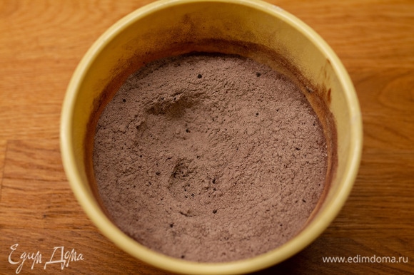 В отдельной чаше смешать муку, какао, разрыхлитель и соль.