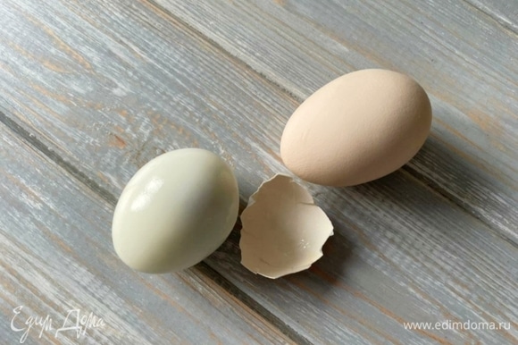Яйца отварите, очистите от скорлупы и натрите на крупной терке.
