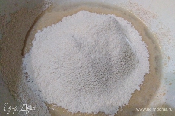 Дрожжи растворить в теплой воде с сахаром. Когда начнется брожение, добавить соль, ванилин, немного просеянной муки. Перемешать.