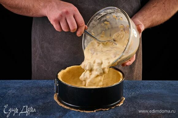 Выложите сырно-грибную начинку. Выпекайте пирог в разогретой до 180°С духовке 45 минут.