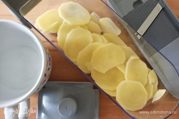 Очистить и тонко нарезать картофель. Залить водой и отставить на время в сторону.