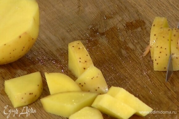 Картофель промыть и, не очищая, нарезать ломтиками чуть крупнее, чем батат.