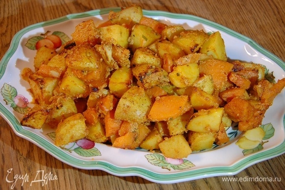 Шнитт-лук мелко порубить и посыпать готовый картофель.