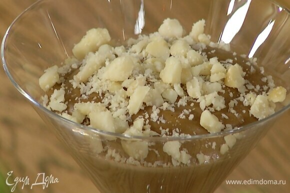 Орехи слегка измельчить в ступке, перемешать с солью и посыпать застывший крем.