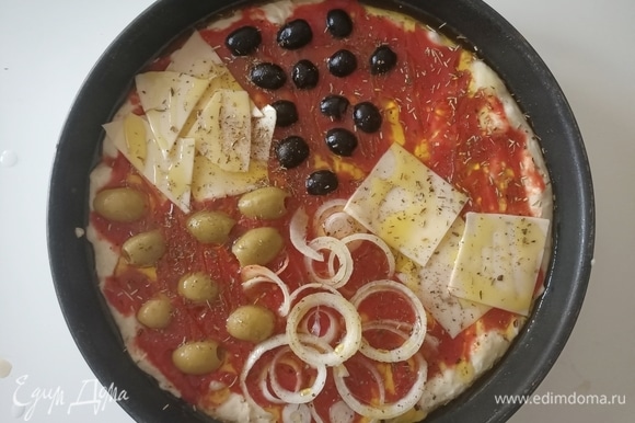 Сверху выложить протертые помидоры (для этого рецепта выжно использовать именно помидоры в собственном соку, а не томатный соус или кетчуп). Сверху томатов уложить начинку (она может быть разнообразной — все, что вы любите). Посыпать розмарином, приправой для пиццы и щедро полить оливковым маслом.
