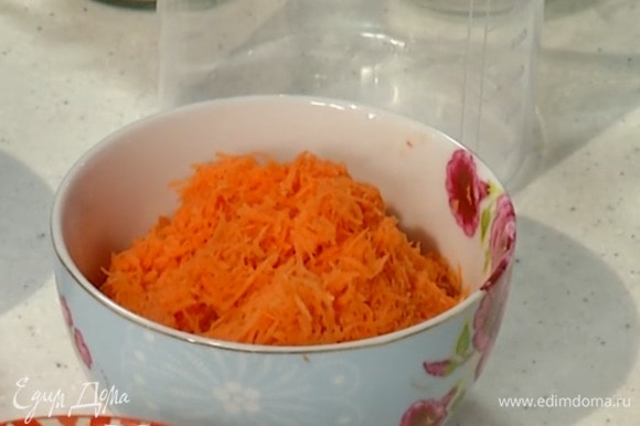 Морковь почистить и натереть на мелкой терке — должно получиться 200 г.