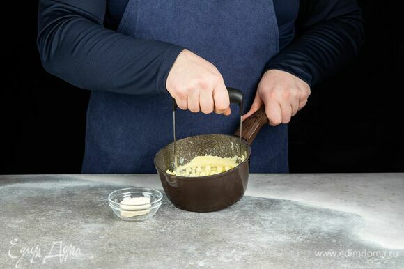 С картофеля слейте отвар, добавьте сливочное масло и разомните клубни толкушкой в пюре.
