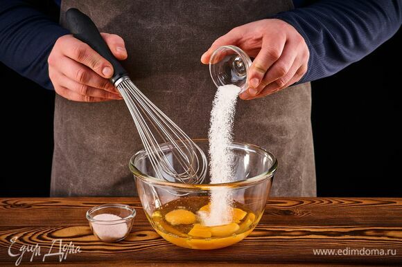 В большую чашу разбейте яйца, добавьте сахар и соль. Перемешайте венчиком до полного растворения сахара.