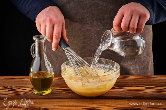 Влейте остальную воду и растительное масло. Перемешайте. Накройте тесто и оставьте постоять 20 минут при комнатной температуре.