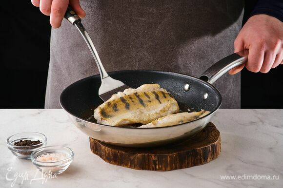 Филе рыбы помойте, обсушите, посолите и поперчите по вкусу. Обжарьте на отдельной сковороде в течение 2 минут.
