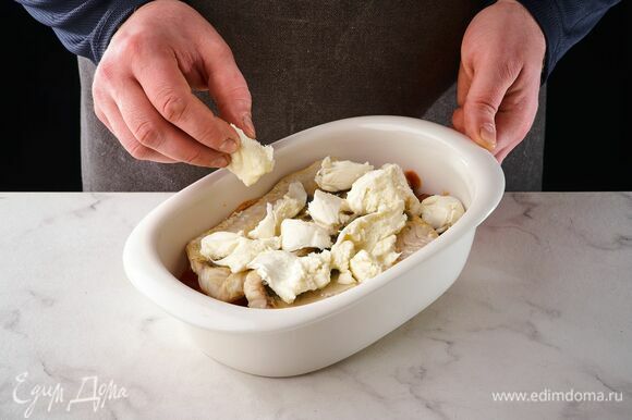 Переложите рыбу в форму для запекания, смазанную небольшим количеством оливкового масла. Сверху выложите тушеные грибы с баклажанами и покрошите моцареллу. Запекайте в разогретой до 180°С духовке около 30 минут.