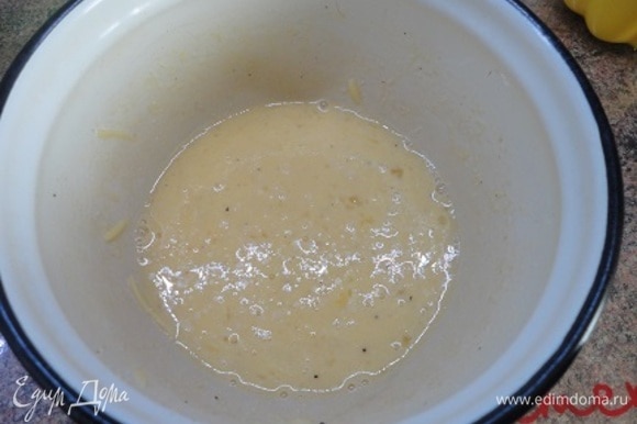 Яйца взбить вместе с солью, перцем и молоком. Добавить манную крупу и тертый сыр. Перемешать. Включить духовку для разогрева на 160°C.