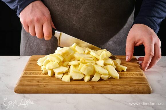 С яблок снимите кожуру и сердцевину, нарежьте мякоть пластинами.