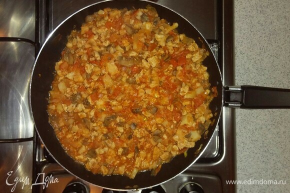 Выложить соус на сковороду. Перемешать. Тушить мясо с овощами в томатном соусе 20 минут. Затем убрать сковороду с плиты и остудить.