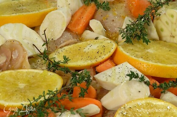 Апельсин нарезать кружками поперек и выложить на курицу с овощами, посолить, поперчить, накрыть веточками тимьяна, полить оставшимся оливковым маслом.