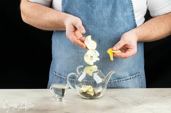 Затем положите сушеные яблоки и цедру лимона. Влейте сахарный сироп.