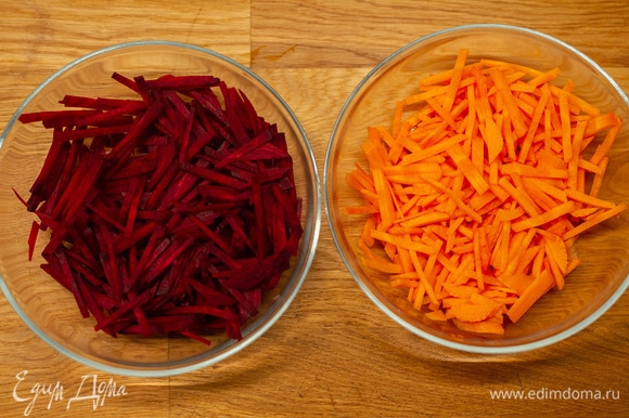 Свеклу и морковь нарезать тонкой соломкой.