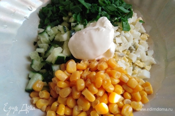 Салат из кукурузы с колбасой — рецепт с фото и видео