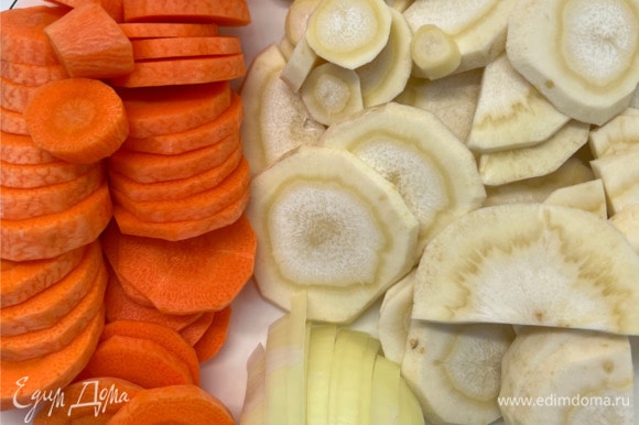 Морковь и белый корень почистить, вымыть и нарезать кружочками или полукружьями. Лук нарезать полукольцами. Морковь и пастернак обжарить на подсолнечном масле, посолить и поперчить.