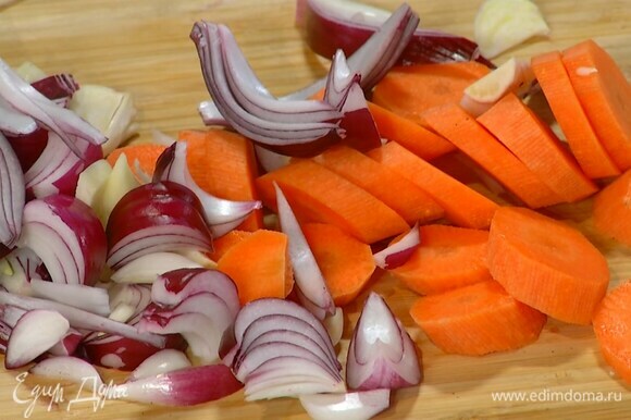 Морковь почистить и нарезать кружками.