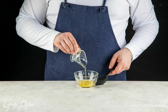 Сначала приготовьте гренки. В маленькой чаше смешайте оливковое масло и рубленый чеснок. Оставьте настаиваться на 30 минут.