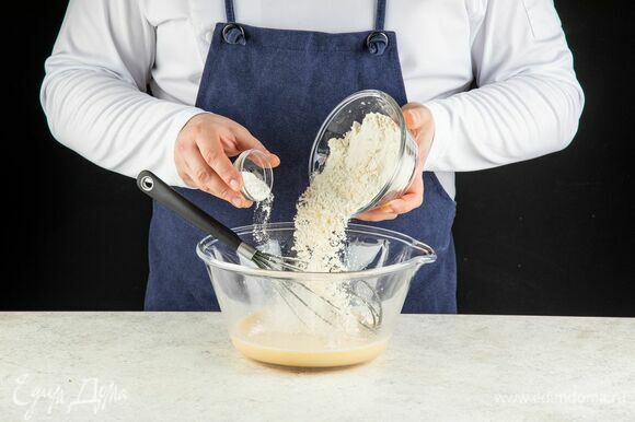 Муку просейте, соедините с разрыхлителем, всыпьте в яично-молочную смесь и замесите тесто.