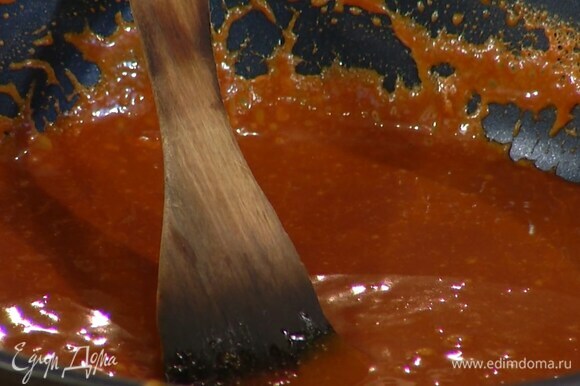 Сливочное масло добавить в соус, все посолить и перемешать, затем вернуть сковороду на огонь и прогревать, непрерывно перемешивая, пока соус не загустеет.