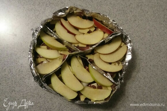 И далее на сыр выложить часть нарезанных яблок. После снова выложить слой оставшегося репчатого лука, куриных сердечек, сыра и яблок.